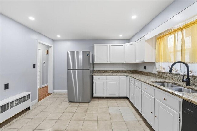 Building Photo - 5 Bradley St