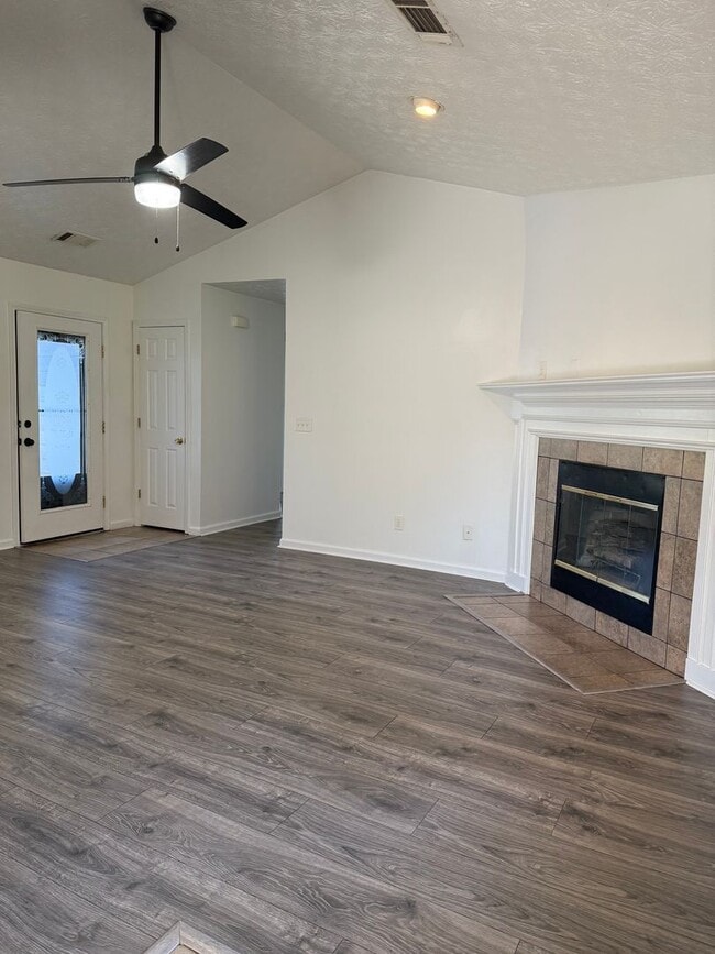 Building Photo - 3 Bedroom 2 Bathroom Ranch Home