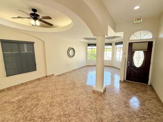 Foto del edificio - Spacious 4-Bedroom Home with Pool & Spa in...