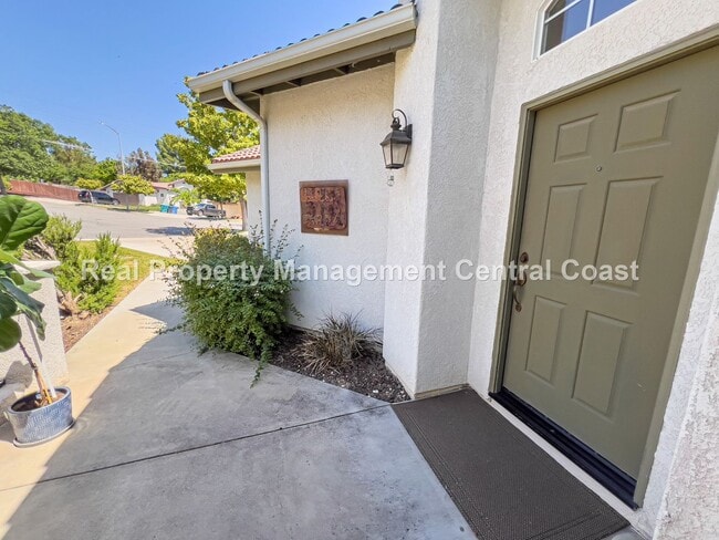 Building Photo - LEASE PENDING - Gorgeous 3 Bedroom Paso Ro...