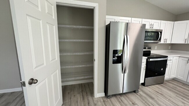 Foto del edificio - MOVE-IN SPECIAL: $500 off your first month's rent!
