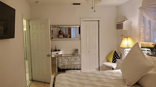 Master bedroom - 250 NW 102nd St