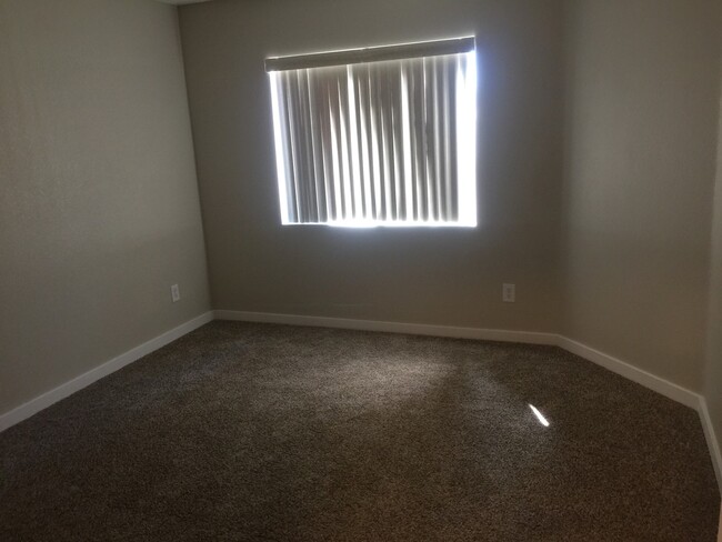 Building Photo - Updated Unit with NEW appliances