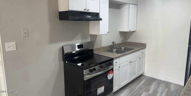Building Photo - 2034 W Cactus Rd