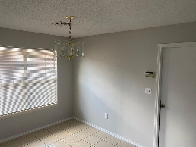 Building Photo - 2800 Capri St