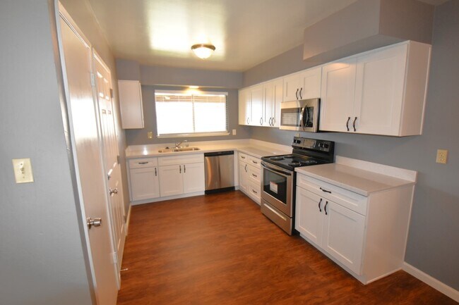Building Photo - 1368 Ellen Ln
