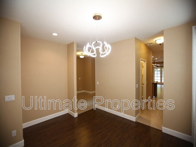 Building Photo - 9229 W Yukon Dr