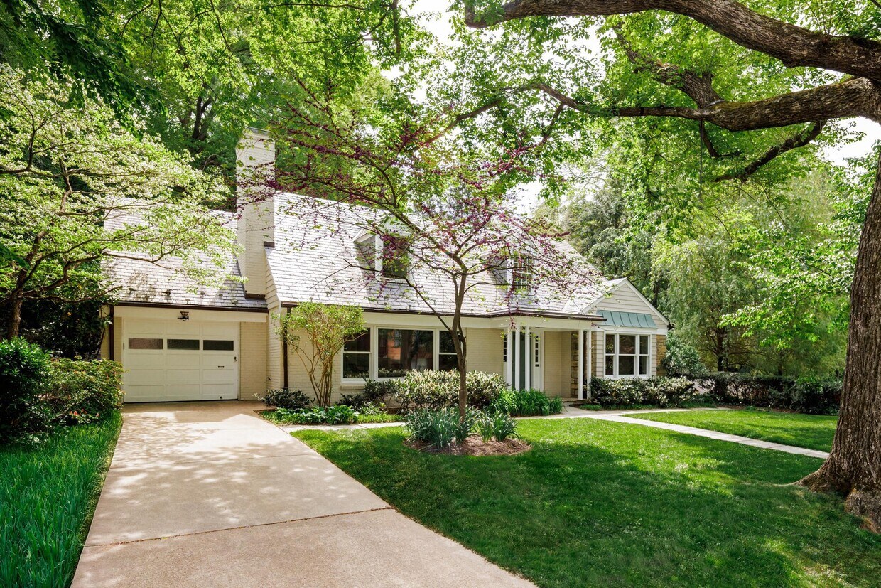 Foto principal - 5108 Macomb St NW