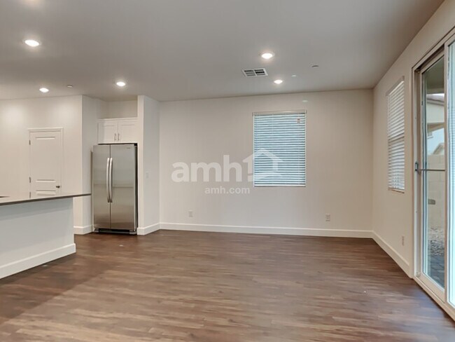 Building Photo - 136 Charmante Tulip Ln