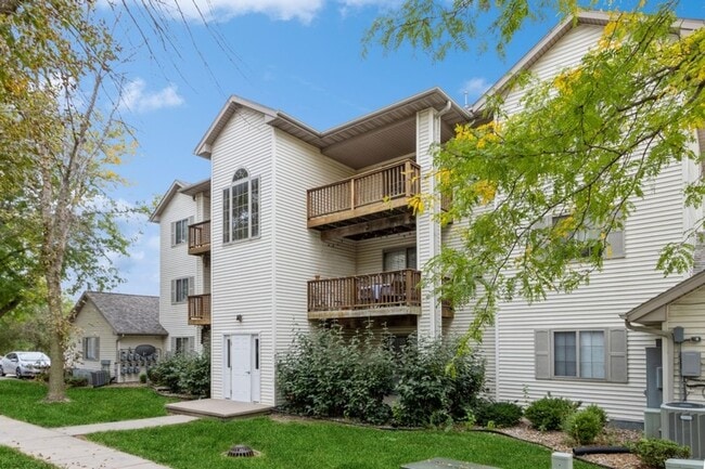 Building Photo - Updated 2 Bedroom with Garage and Off Street Parking Included!