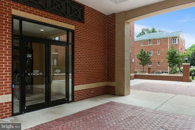Foto del edificio - 2220 Fairfax Dr