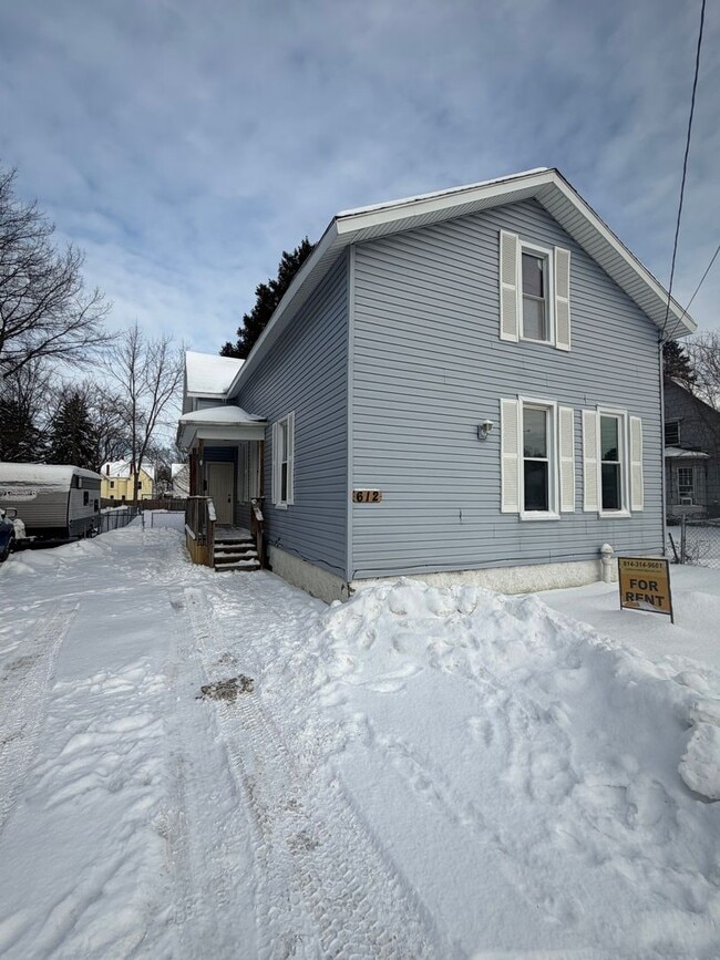 Building Photo - 612 E 12th St