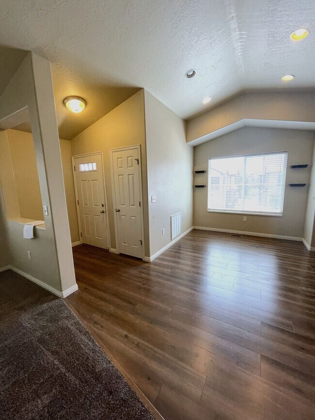 Foto del edificio - Pet Friendly Condo! 2 Bed 1 Bath for Rent ...