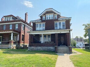 Building Photo - 235 E 16th Ave