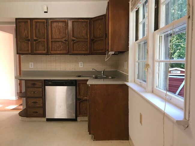Kitchen - dishwasher - 2236 Helen Ave