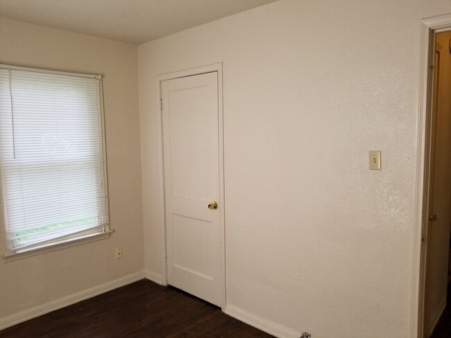 Building Photo - Highland Hills 2 bedrooms | 1 bath