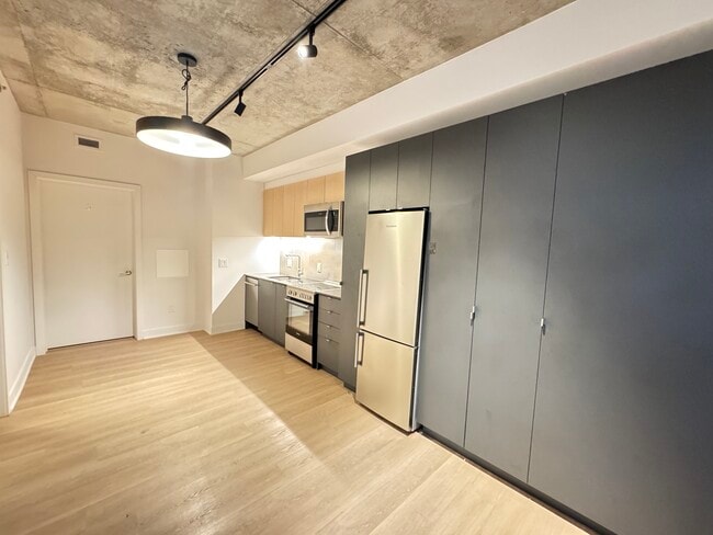 Building Photo - 2114 Rue Sainte-Catherine E