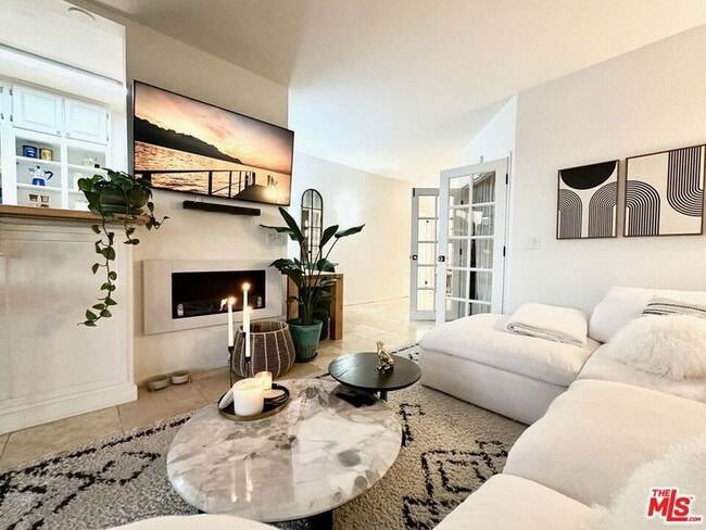 Building Photo - 999 N Doheny Dr