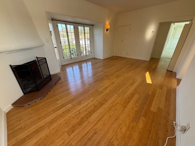 Building Photo - 1154 N Curson Ave