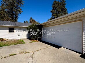 Building Photo - 2753 Fairway Dr