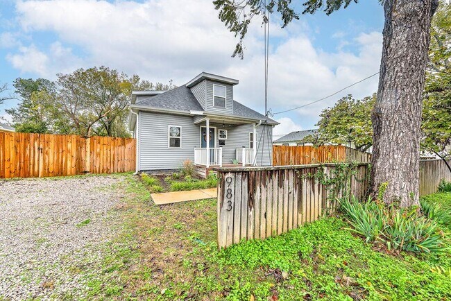 Foto del edificio - 983 N Main St