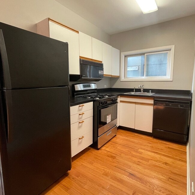 Foto del edificio - 2420 N Greenview Ave