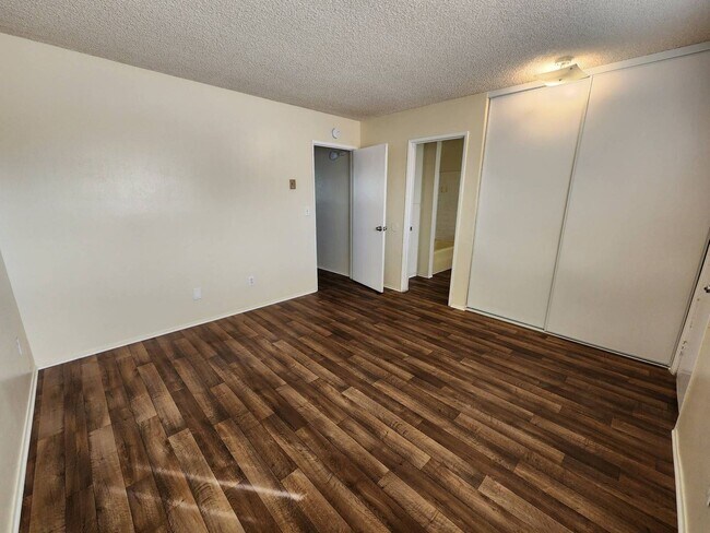 Building Photo - Cute 1 Bedroom 1 Bathroom Duplex