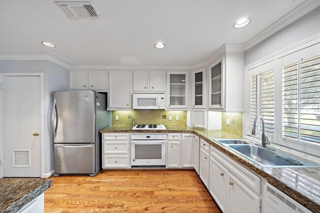 Foto del edificio - 3115 Glen Haven Blvd