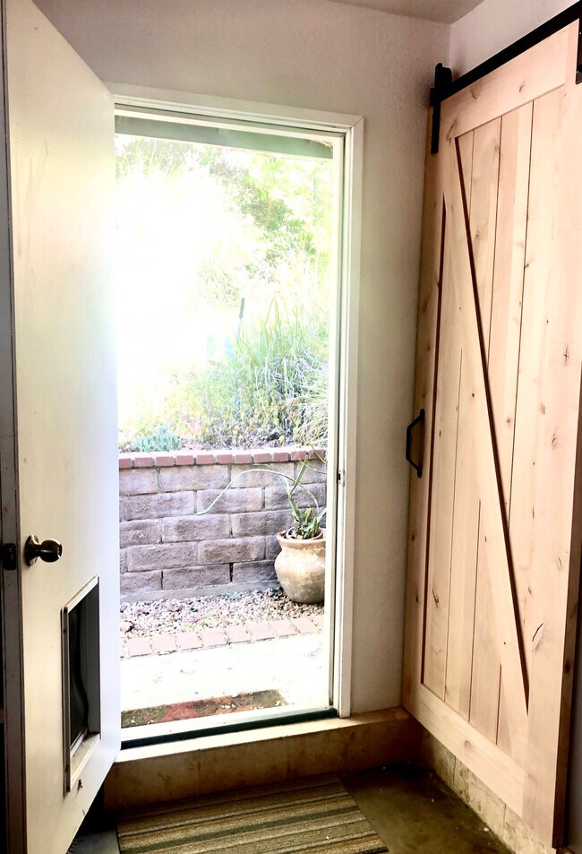 Puerta exterior privada para la unidad de huéspedes - 6231 Fairview Pl