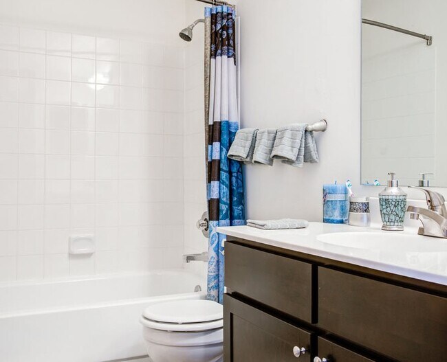 Building Photo - 1Br+Den/1Ba - Impeccable Remodel!