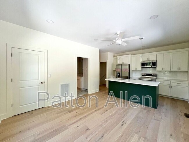 Building Photo - 10 Deaver Park Cir