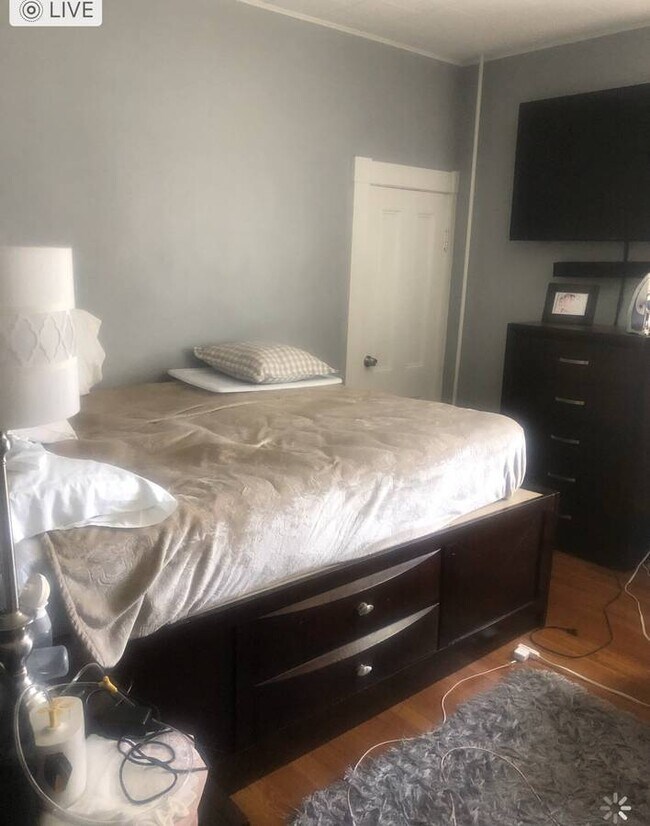 Master Bedroom - 6 Berry St