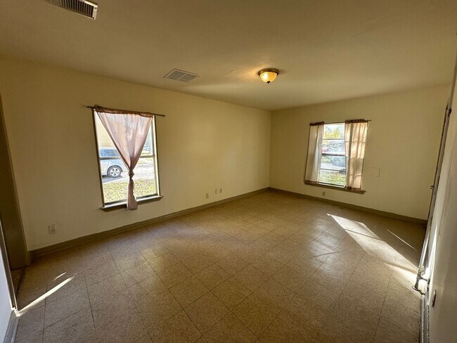 Building Photo - 1517/1519 Maple Drive