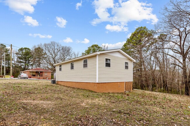 Building Photo - Newly Renovated 2 Bedroom 1 Bath Home Avai...