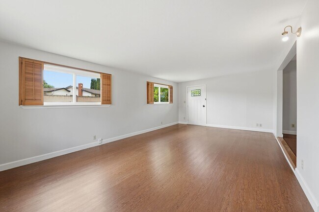 Building Photo - Spacious and Well Maintained 3 Bedroom Home in Orange