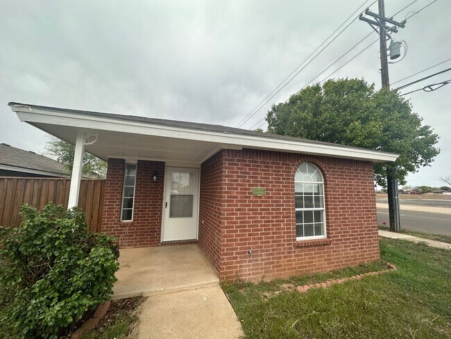 Foto del edificio - Wonderful updated 2/2/2 off of Milwaukee!