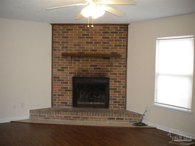 Building Photo - 3255 Maplewood Dr