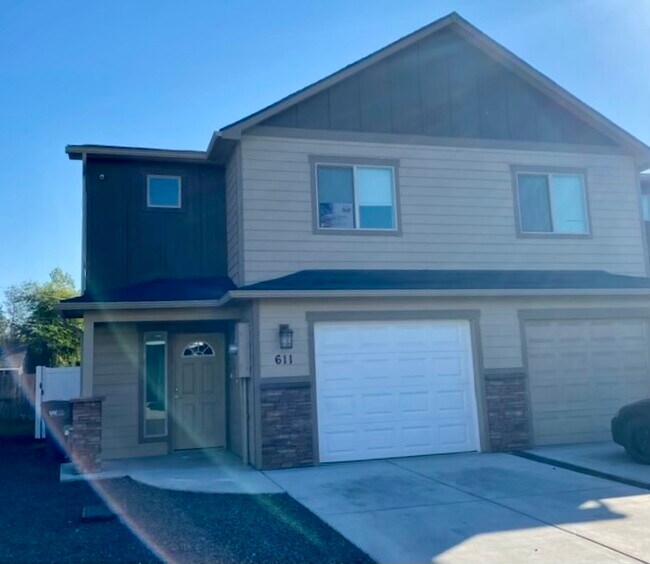 Building Photo - 611 S Chronicle Ln