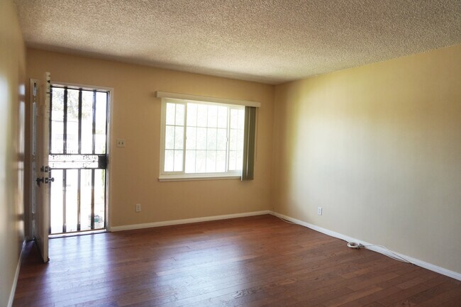 Foto del edificio - 8783 Stansbury Ave