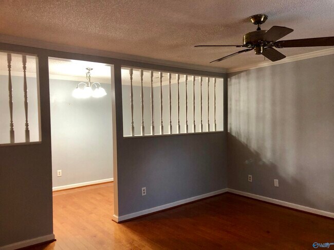 Building Photo - 337 Chateau Dr SW