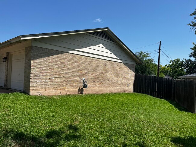 Building Photo - 1002 Fall Creek Dr