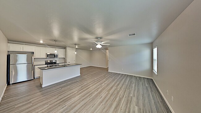 Building Photo - 2 Bedrooms, 2 Bathroom 2 Car Garage Close ...