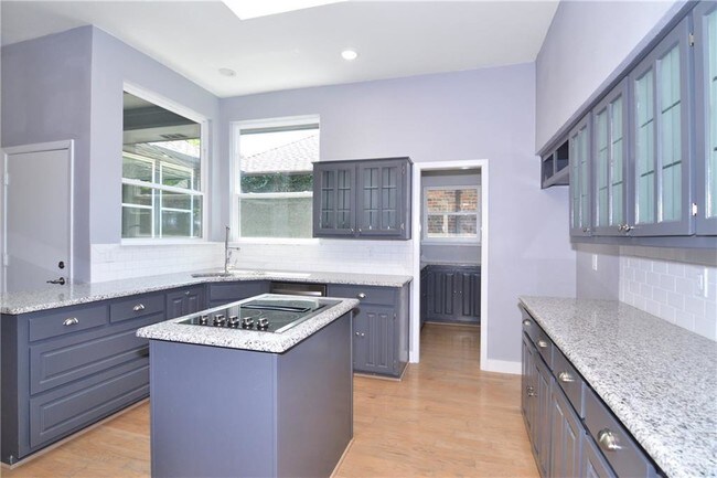Building Photo - 6214 Twin Oaks Cir