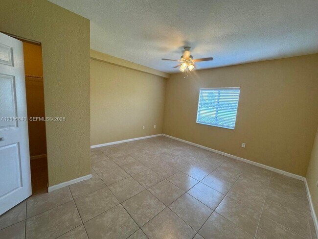 Foto del edificio - 1133 Golden Lakes Blvd