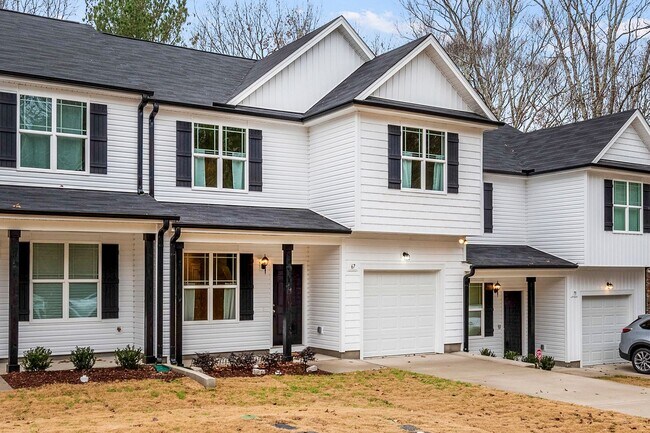 Foto del edificio - MOVE IN READY! 4 bedroom 2.5 bathroom town...