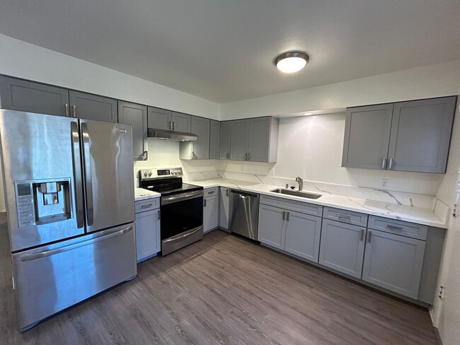 Building Photo - Spacious 3bdrm townhouse with yard & washe...