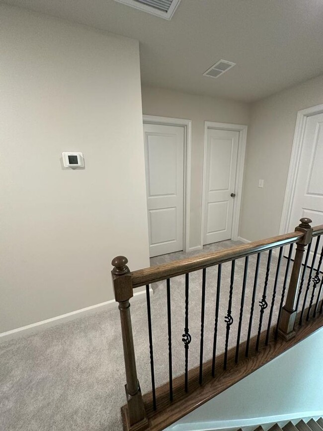 Foto del edificio - Brand New Large, 4BR End-Unit townhome in ...