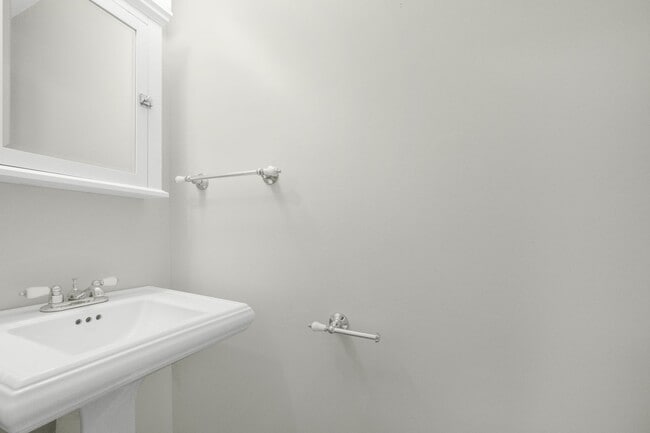 Building Photo - Amazing 3 BR/2.5 BA Townhome in Columbia!