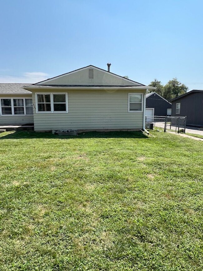 Building Photo - Spacious 4 Bedroom Duplex!!