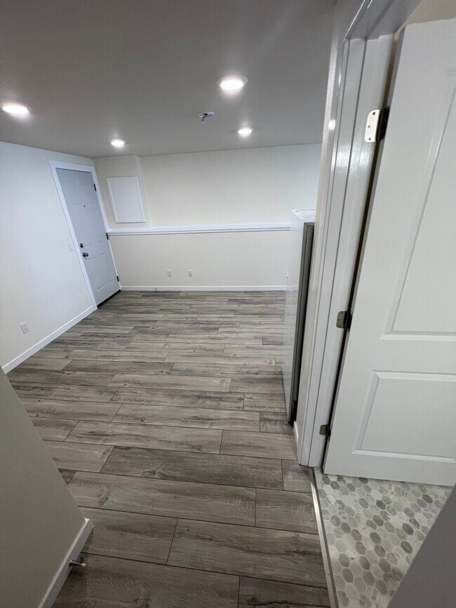 Foto del edificio - 6118 Strathmore Ln